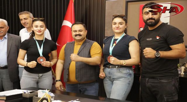 Başkan İnan, Dünya Üçüncülerini Altınla Ödüllendirdi