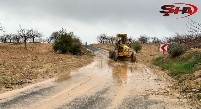 Büyükşehir ekipleri, selin zararını gidermek için sahada
