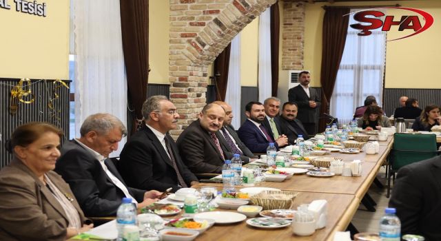 Gülpınar, başkanlar ve meclis üyeleriyle aynı sofrada!