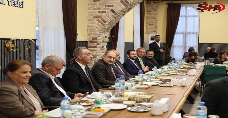 Gülpınar, başkanlar ve meclis üyeleriyle aynı sofrada!