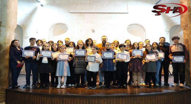 Minik ve genç piyanistler sahnede göz doldurdu