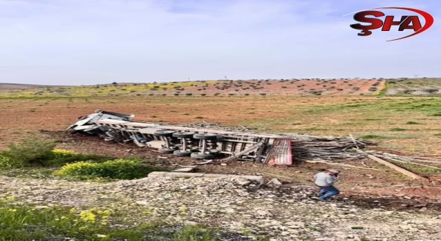 Şanlıurfa'da kontrolden çıkan tır tarlaya devrildi