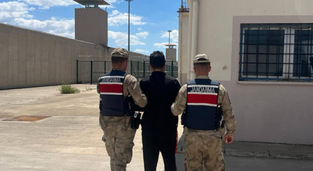 Jandarma Şanlıurfa’da kaçakçılık suçundan aranan şahsı yakaladı