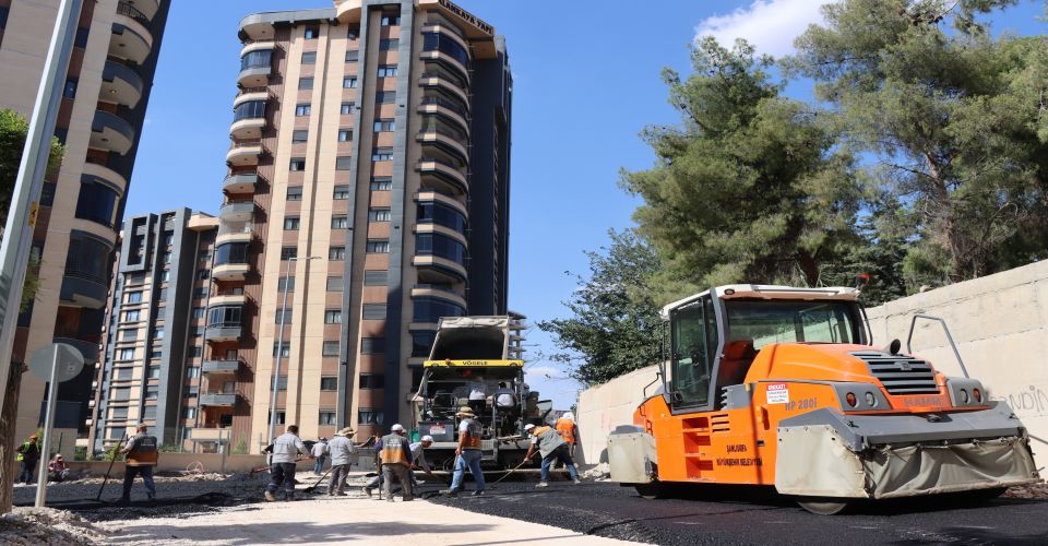 Büyükşehir, Akpıyar Mahallesi’nde Yolları Sıcak Asfaltla Yeniliyor