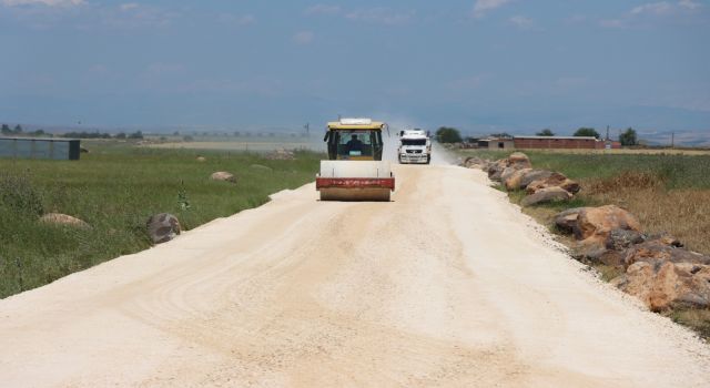Büyükşehir Hilvan kırsalında yolları yeniliyor