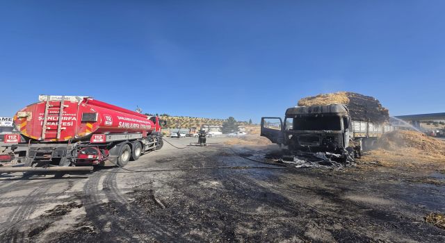 Şanlıurfa'da faciadan dönüldü: Saman yüklü tır yandı