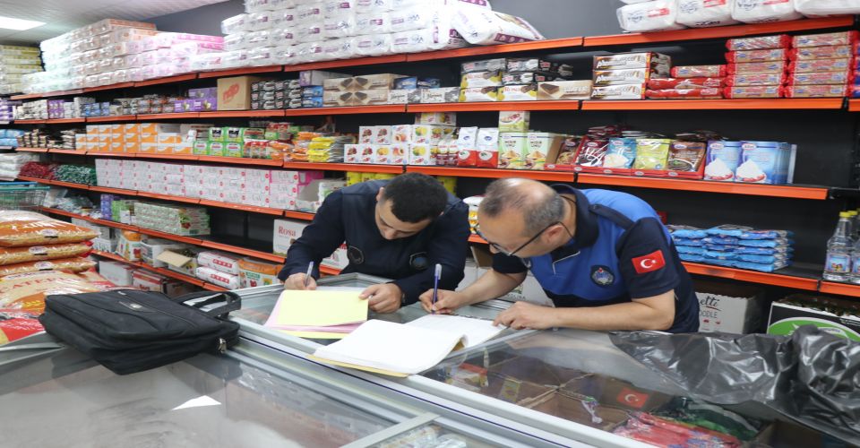 Büyükşehir zabıtası, tüketiciyi aldatan etiket oyununu bozdu