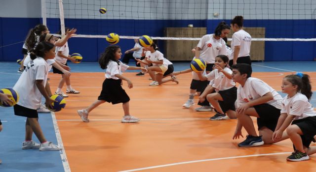 Kız çocuklarından voleybol kursuna yoğun ilgi