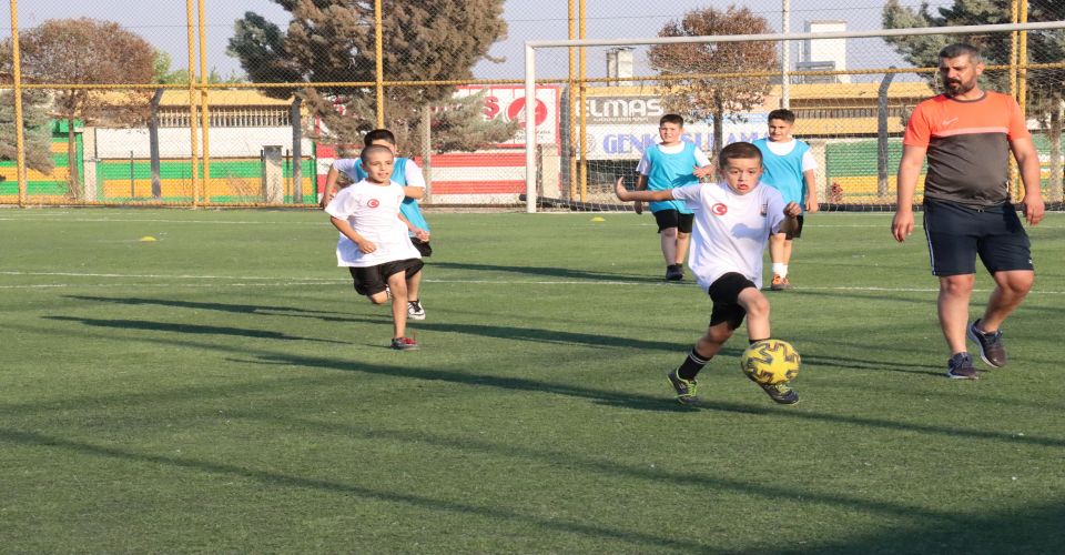ŞANLIURFA BÜYÜKŞEHİR BELEDİYESİ BİNLERCE ÇOCUĞU FUTBOLLA BULUŞTURUYOR