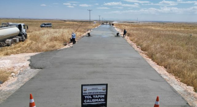 Üç ilçeyi birbirine bağlayan 17 kilometrelik güzergâhta beton yol çalışmaları sürüyor