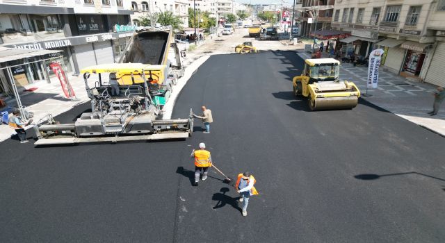 Adnan Menderes Caddesi sıcak asfaltla yenileniyor