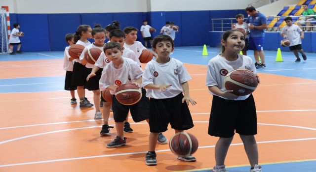 Büyükşehirden çocuklara profesyonel basketbol eğitimi