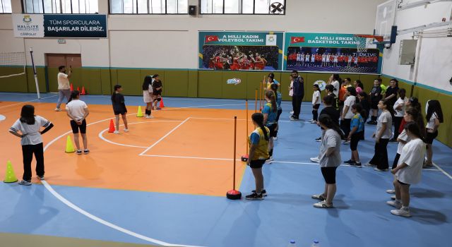 Haliliye'de gençler voleybol kursunda geleceğe hazırlanıyor