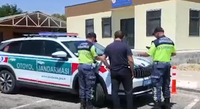 Otoyolda ters yönde ilerledi, jandarma anında müdahale etti
