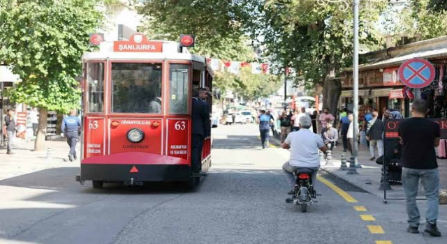 Şanlıurfa’da deprem paniği: Minare yıkıldı, cadde trafiğe kapatıldı