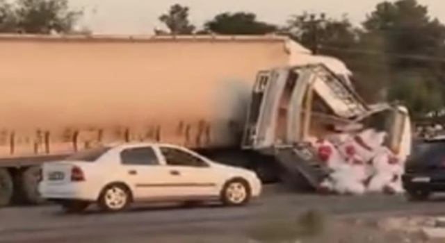 Şanlıurfa’da TIR ile kamyonet çarpıştı: 3 yaralı