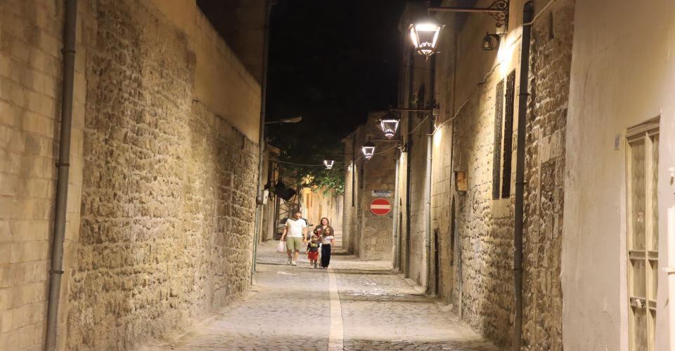 Şanlıurfa’nın tarihi sokakları geceleri ışıl ışıl