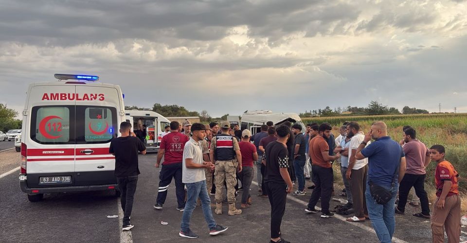 Urfa’da minibüs sulama kanalına devrildi