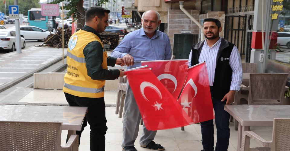Haliliye Belediyesi’nden 29 Ekim’e Özel Bayrak Dağıtımı