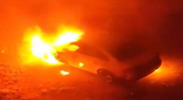 Urfa’da araca önce kurşun yağdırdılar, sonra yaktılar!