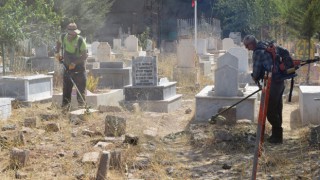 Viranşehir'de mezarlar bayrama hazırlanıyor
