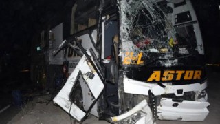 Urfa’dan giden yolcu otobüsü kamyonla çarpıştı