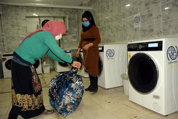 Her ay 350 ihtiyaç sahibi ailenin elbisesi ücretsiz yıkanıyor