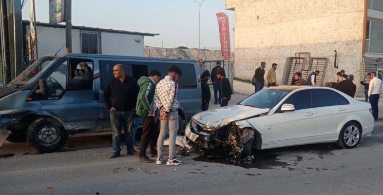 Lüks araç ile minibüs çarpıştı