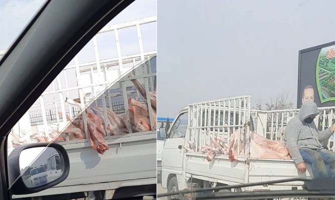 Şanlıurfa’da etler kamyonet kasasında taşındı