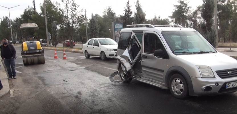 Şanlıurfa’da iş makinesi ile hafif ticari araç çarpıştı