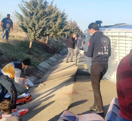 Şanlıurfa'da tarım işçileri taşıyan minibüs devrildi: 15 yaralı (EK)