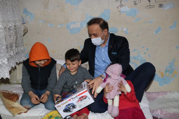 Vali Erin, yetim çocukları ziyaret etti