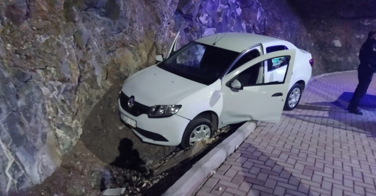 Virajı alamayınca kayalıklara çarptı!