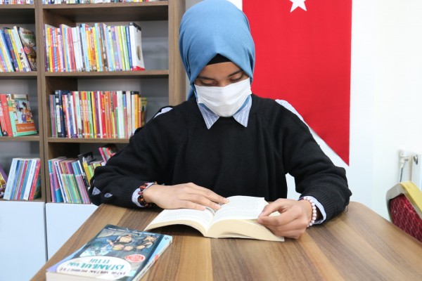 Akçakaleli öğrenciler kitap okuyor