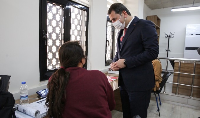 Baydilli gençlere Çanakkale ruhunu anlatan kitap hediye etti