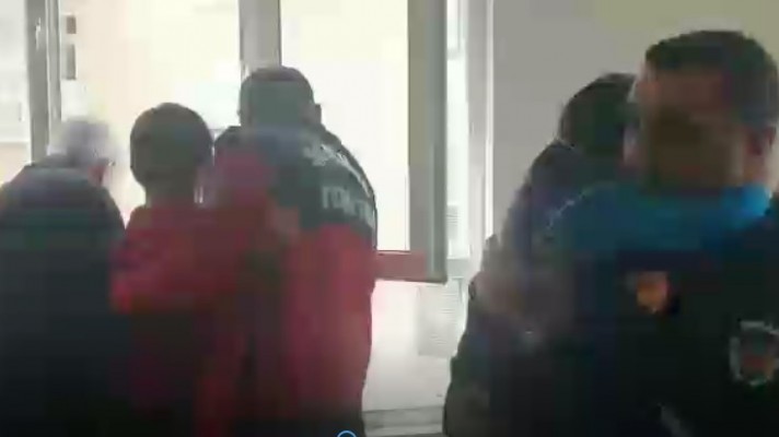 Evde mahsur kalan çocukları itfaiye kurtardı