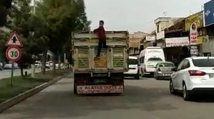 Eyyübiye’de kamyonet arkasında tehlikeli yolculuk