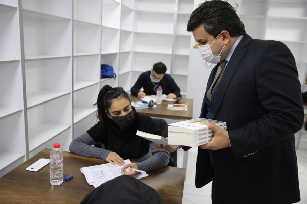 Gençlere, Mehmet Akif Ersoy Kitabı hediye edildi