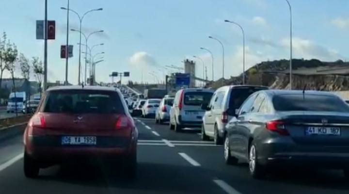 İki otomobil çarpıştı, trafik kilitlendi