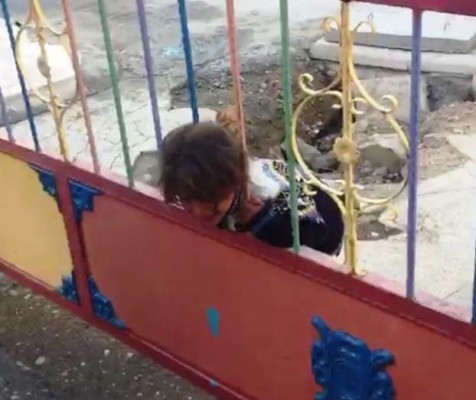 Kafası demir parmaklıklara sıkışan kızın imdadına itfaiye yetişti