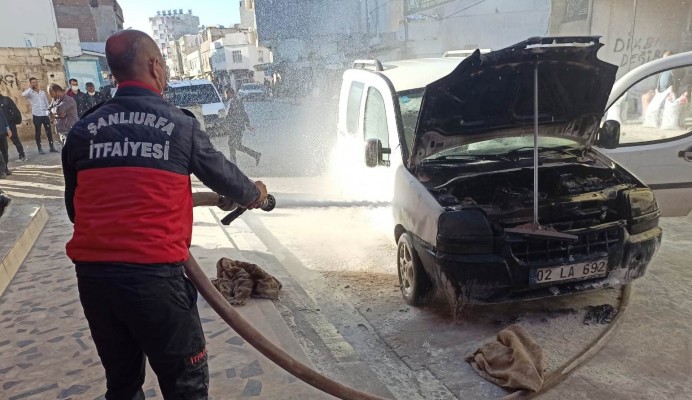 Şanlıurfa'da araç yangınını itfaiye söndürdü