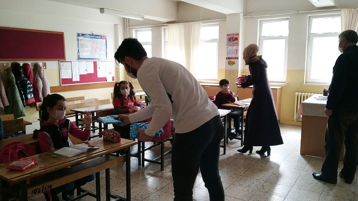 Şanlıurfa Rahmet Derneği öğrencilerin yüzünü güldürdü