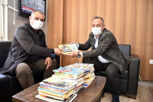 Siverek Belediyesi’nden kütüphaneye kitap desteği