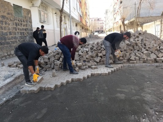 Siverek’te sokaklara kilitli parke taşı döşeniyor