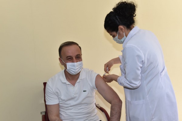 Vali Erin 2'nci doz aşısını yaptırdı