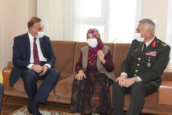 Vali Erin Şehit ailelerin evlerine konuk oldu