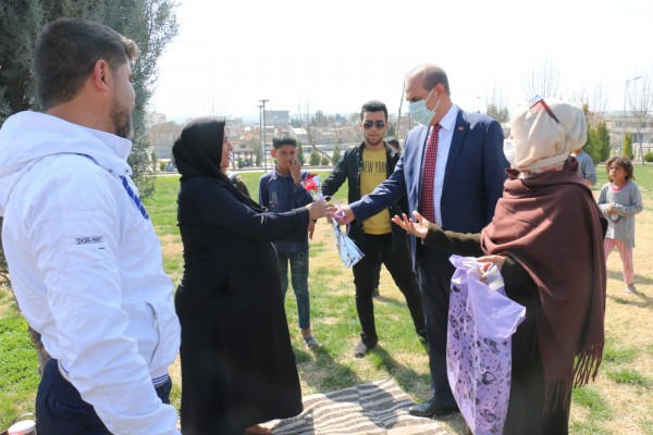 Yalçınkaya kadınlara karanfil dağıttı