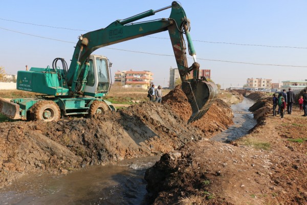 Akçakale’de derelerde ıslah çalışması yapıldı