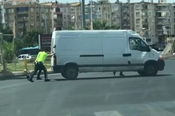 Arızalanan aracı polisler itti