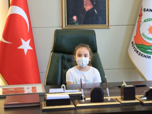 Beyazgül, koltuğunu minik Lara'ya devretti